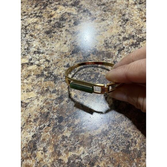 Avon Vintage 1978 Gold-Tone Green Faux Treasured Jade Bar Hinged Bracelet 2.2” - Picture 4 of 12